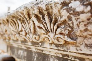 bellissimo e grazioso ornamento, un elemento di edifici. parti di il rovine e rovine di antico antichità. foto