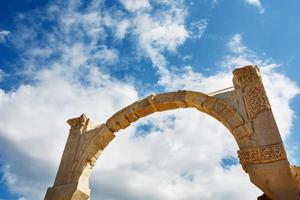 arco il rovine di il antico città di Efeso contro il blu cielo su un' soleggiato giorno. foto