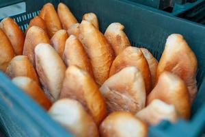 appena al forno pane è trasportato e immagazzinato nel forno scatole per saldi. foto