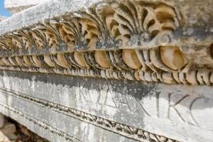 bellissimo e grazioso ornamento, un elemento di edifici. parti di il rovine e rovine di antico antichità. foto