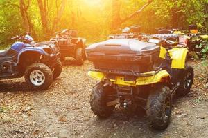 un' gruppo di atvs nel un' foresta coperto nel fango. ruote e elementi di ogni tipo di terreno veicoli nel fango e argilla. attivo tempo libero, gli sport e turismo foto