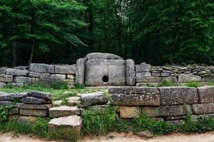 antico piastrelle dolmen nel il valle di il fiume jeans. monumento di archeologia megalitico struttura foto