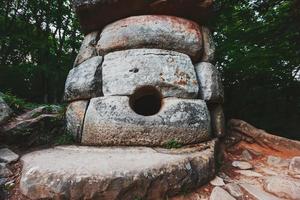 antico il giro composto dolmen nel il valle di il fiume jean, monumento di archeologia megalitico struttura. foto