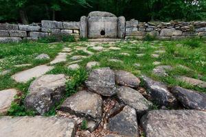 antico piastrelle dolmen nel il valle di il fiume jeans. monumento di archeologia megalitico struttura foto