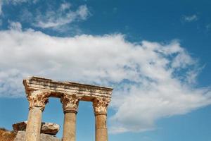 colonne il rovine di il antico città di Efeso contro il blu cielo su un' soleggiato giorno. foto