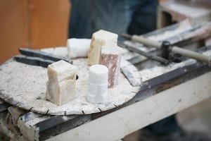 il maestro fa un' souvenir a partire dal onice su il macchina. Manuale lavoro duro e faticoso. foto