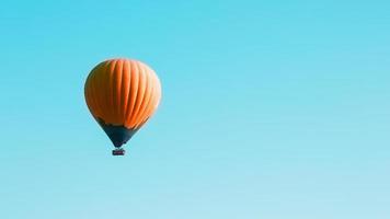 arancia Palloncino vola contro il blu cielo foto