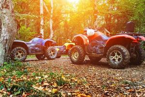 un' gruppo di atvs nel un' foresta coperto nel fango. ruote e elementi di ogni tipo di terreno veicoli nel fango e argilla. attivo tempo libero, gli sport e turismo foto