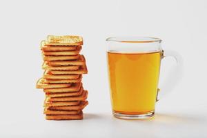 Grano biscotti e un' boccale di verde tè dentro su un' leggero sfondo, morbido contrasto. biscotti siamo di cui su nel il prima colazione camera foto