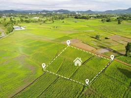 terra tracciare per edificio Casa aereo Visualizza, terra campo con spille, perno Posizione per alloggiamento suddivisione Residenziale sviluppo Di proprietà vendita affitto acquistare o investimento casa o Casa espandere il città sobborgo foto