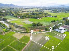 terra tracciare per edificio Casa aereo Visualizza, terra campo con spille, perno Posizione per alloggiamento suddivisione Residenziale sviluppo Di proprietà vendita affitto acquistare o investimento casa o Casa espandere il città sobborgo foto