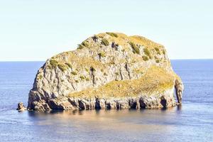 roccia formazioni vicino il spiaggia foto