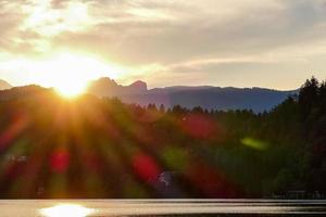 luce del sole al di sopra di montagne foto