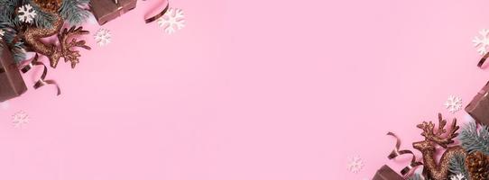 pino alberi rami con natale nuovo anno decorazione superiore Visualizza, piatto posare su rosa sfondo con copia spazio. vuoto saluto bandiera foto