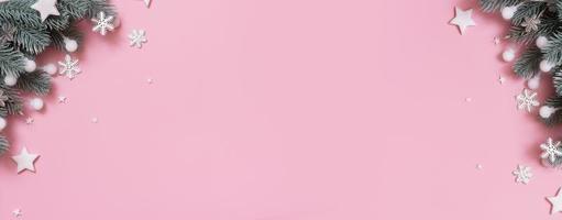 bandiera con natale nuovo anno decorazione superiore Visualizza, piatto posare su rosa sfondo con copia spazio foto