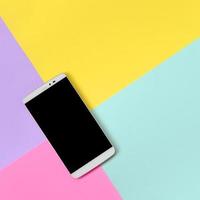 moderno smartphone con nero schermo su struttura sfondo di moda pastello blu, giallo, viola e rosa colori carta nel minimo concetto foto