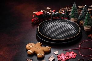 bellissimo diverso Natale decorazioni e Pan di zenzero su un' Marrone calcestruzzo tavolo