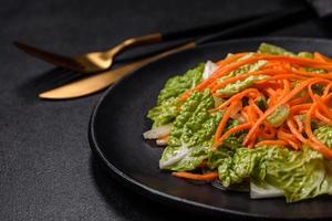 Cinese cavolo con carote e mele, delizioso insalata foto