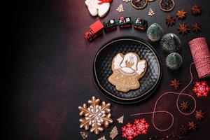 bellissimo diverso Natale decorazioni e Pan di zenzero su un' Marrone calcestruzzo tavolo foto