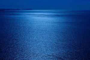 blu mare superficie e onda a notte. foto