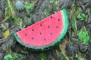 tropicale modello con giungla le foglie e anguria frutta floreale sfondo foto