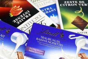 Kharkiv, Ucraina - dicembre 18, 2022 lindt cioccolato su bianca sfondo. lindt e spruegli ag è un' svizzero cioccolatiere e confetteria azienda conosciuto per loro cioccolato barre foto