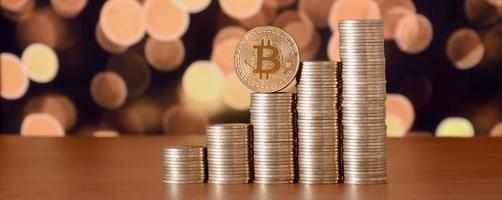 avvicinamento di bitcoin digitale moneta e moneta i soldi pile foto