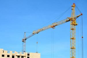 edificio in costruzione con gru foto