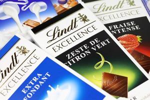 Kharkiv, Ucraina - dicembre 18, 2022 lindt cioccolato su bianca sfondo. lindt e spruegli ag è un' svizzero cioccolatiere e confetteria azienda conosciuto per loro cioccolato barre foto