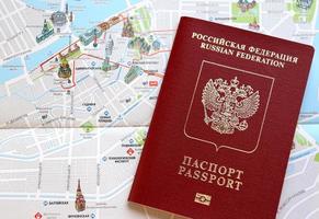 russo passaporto e un' carta geografica di il città di st. petersburg avvicinamento foto