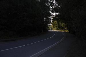 leggero a fine di strada. autostrada nel campagna. strada con bianca banda. traccia al di fuori città. foto