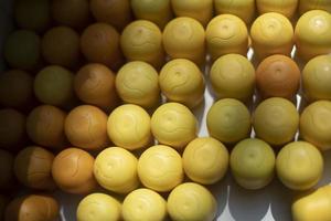 giallo caps per giocattoli. giallo uova. foto
