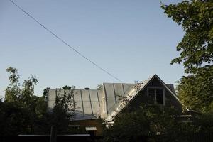 Casa nel villaggio. estate nel campagna. semplice Casa per vivere al di fuori città. foto