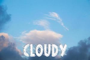 nuvoloso etichetta e grigio nuvole trovato nel il cielo foto