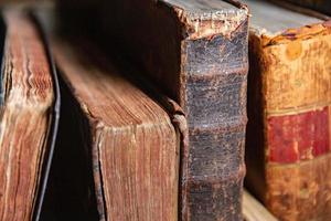 molto vecchio libri seduta su il scaffali nel il biblioteca. libri come un' simbolo di conoscenza. foto