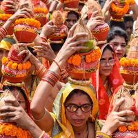 nuova delhi, india 03 aprile 2022 - donne con kalash sulla testa durante il tempio di jagannath mangal kalash yatra, devoti indù indiani portano pentole di terracotta contenenti acqua sacra con una noce di cocco in cima foto