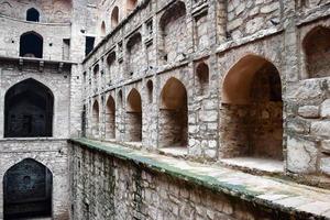 agrasen ki baoli passo bene situato nel il mezzo di connaught posto nuovo delhi India, vecchio antico archeologia costruzione foto