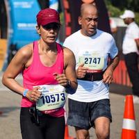 nuovo delhi, India - ottobre 16 2022 - vedanta delhi metà maratona gara dopo covid nel quale maratona partecipanti di per attraversare il finire linea, delhi metà maratona 2022 foto