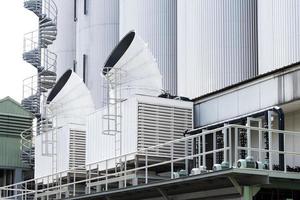 raffreddamento acqua Torre su tetto industria pianta foto