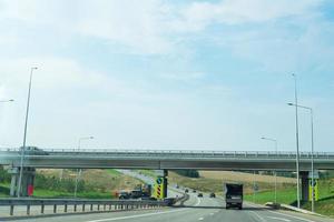 autostrada con un' camion passaggio sotto un' ponte foto