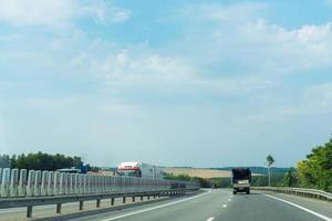 largo autostrada con un ferro paraurti, copia spazio foto