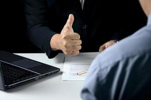 lavoro colloquio concetto, molto bene riprendere, eccezionale portafoglio. lavoro candidati intervistato con il personale manager pollici su per il abilità. e bene idea foto