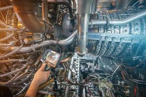 ispezione di un' gas turbina motore utilizzando un' video endoscopio. ricerca per difetti dentro il turbina e tiro su video, fotografie utilizzando un' misurazione strumento.