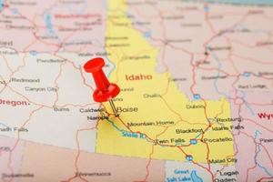 rosso clericale ago su un' carta geografica di Stati Uniti d'America, Idaho e il capitale boise. avvicinamento carta geografica Idaho con rosso bordeggiare foto