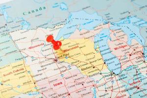rosso clericale ago su un' carta geografica di Stati Uniti d'America, Wisconsin e il capitale madison. vicino su carta geografica di Wisconsin con rosso bordeggiare foto