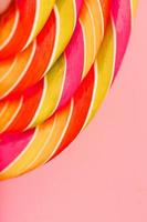 lecca-lecca multicolore avvicinamento come sfondo struttura su pezzi su rosa sfondo. foto