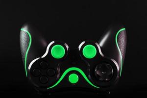 nero gioco controllore gamepad con verde pulsanti su nero sfondo sottosopra giù vicino su foto