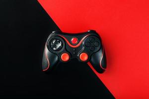 nero gamepad su un' nero rosso sfondo, . gioco concetto. foto