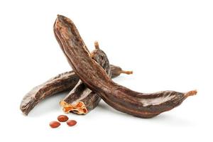 carruba carruba frutta e semi su bianca sfondo. isolato. biologico carruba fagioli, un' salutare alternativa per cacao. foto