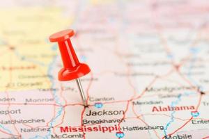 rosso clericale ago su un' carta geografica di Stati Uniti d'America, Sud Mississippi e il capitale jackson. vicino su carta geografica di Sud Mississippi con rosso bordeggiare foto